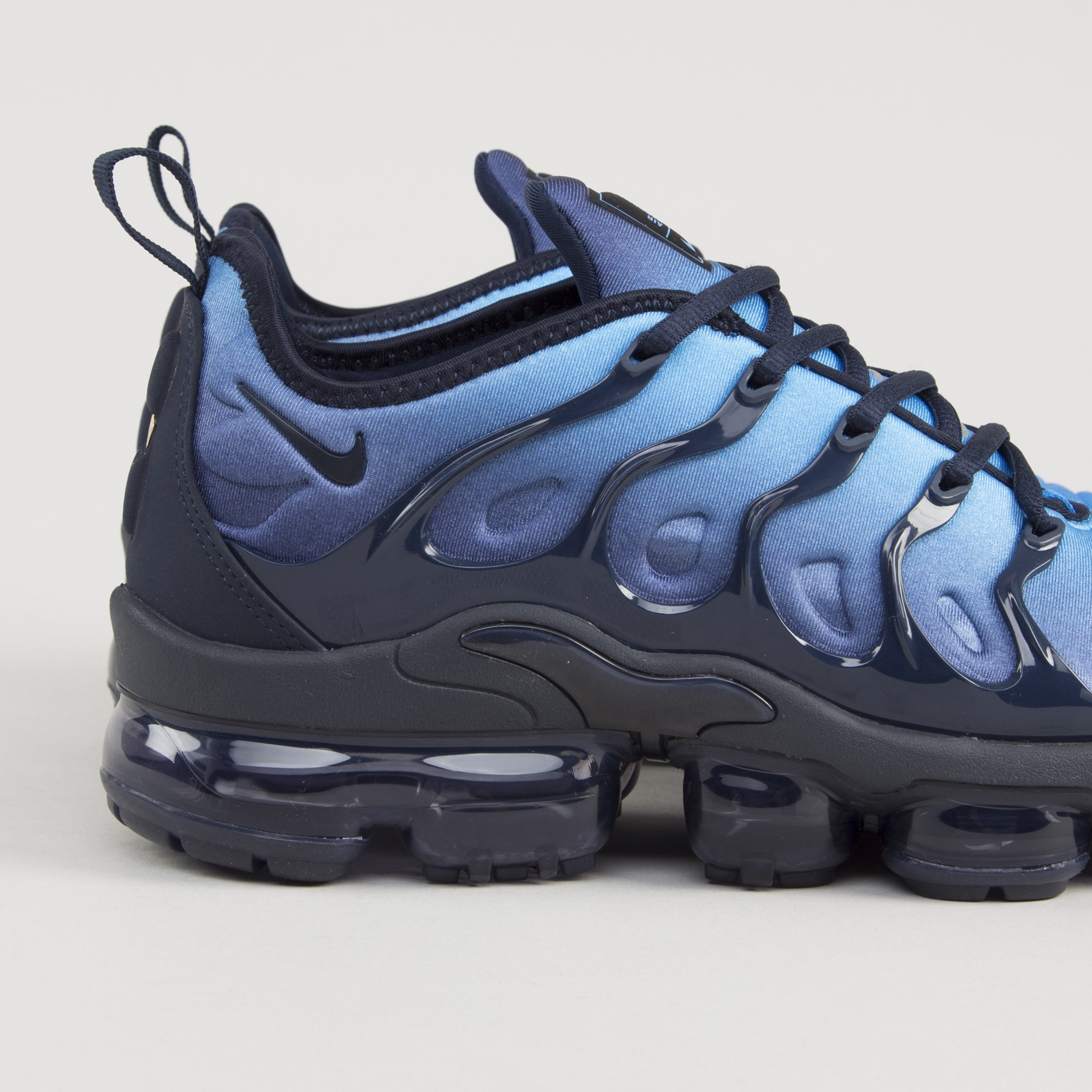 blue air max vapormax plus